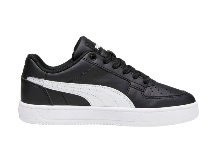 Tenis PUMA Caven 2.0 JR color negro con suela y franja lateral blanca.