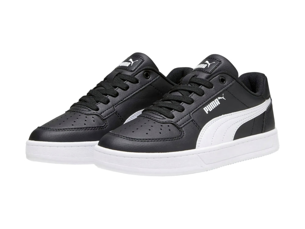 Tenis PUMA Caven 2.0 JR color negro con suela y franja lateral blanca.