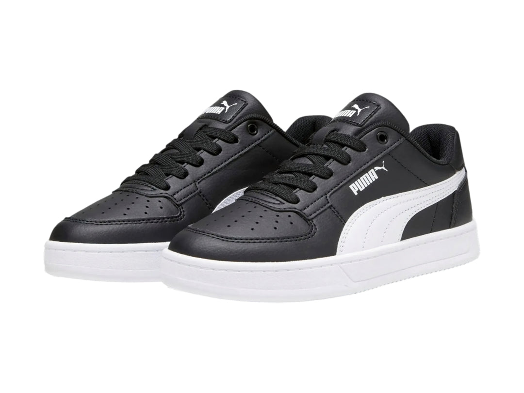 Tenis PUMA Caven 2.0 JR color negro con suela y franja lateral blanca.