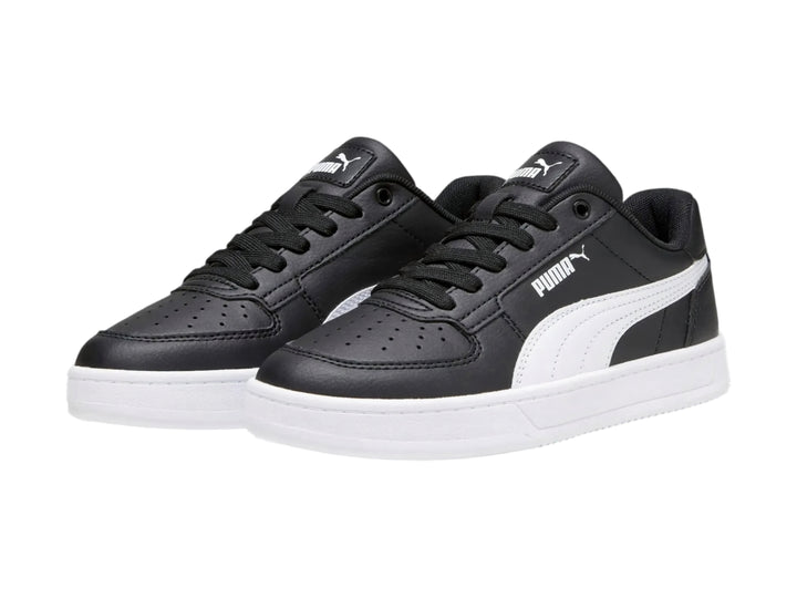 Tenis PUMA Caven 2.0 JR color negro con suela y franja lateral blanca.
