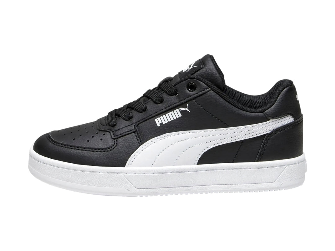 Tenis PUMA Caven 2.0 JR color negro con suela y franja lateral blanca.