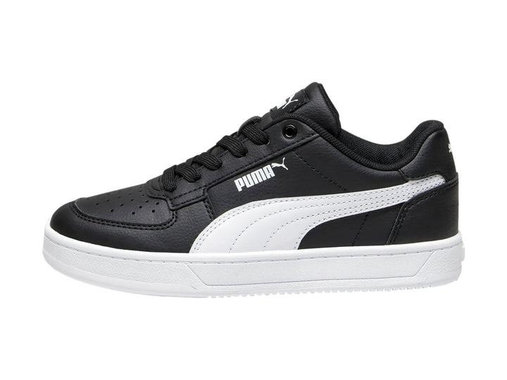 Tenis PUMA Caven 2.0 JR color negro con suela y franja lateral blanca.