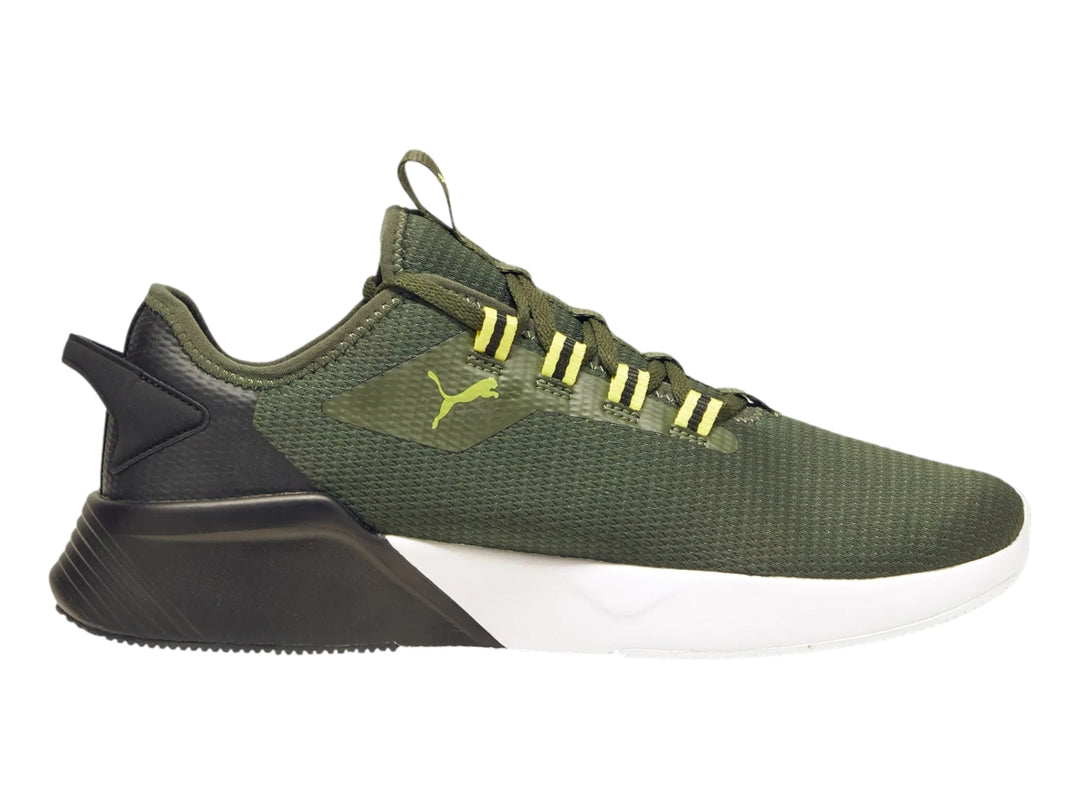 Tenis deportivos PUMA color verde oliva con suela blanca y negra y detalles amarillos.