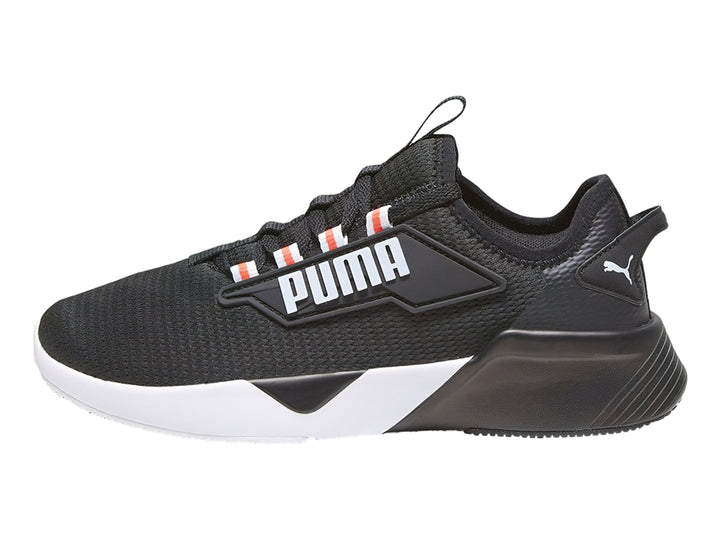 Tenis deportivos PUMA color negro con suela blanca y detalles naranjas en los ojales.