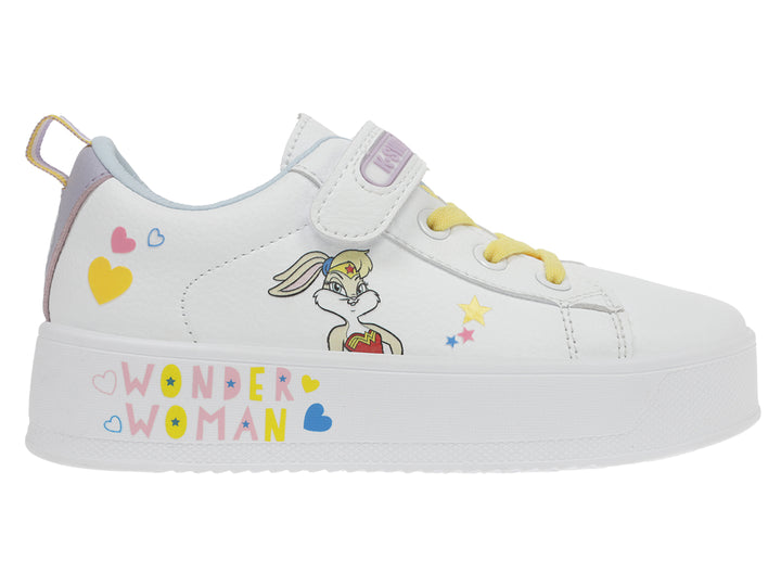 Tenis blancos de plataforma K-Swiss para Niña con diseño de Wonder Woman y detalles en lila y amarillo.