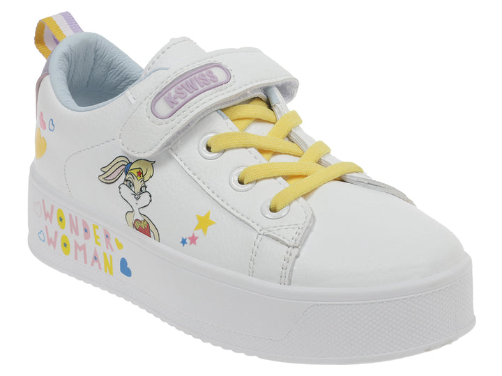 Tenis blancos de plataforma K-Swiss para Niña con diseño de Wonder Woman y detalles en lila y amarillo.