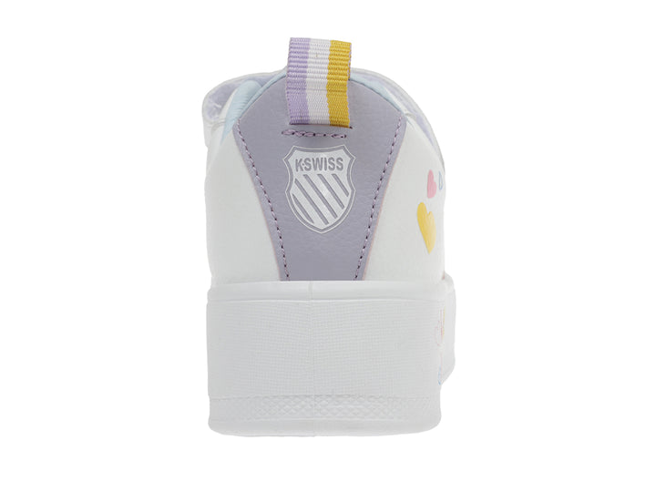 Tenis blancos de plataforma K-Swiss para Niña con diseño de Wonder Woman y detalles en lila y amarillo.