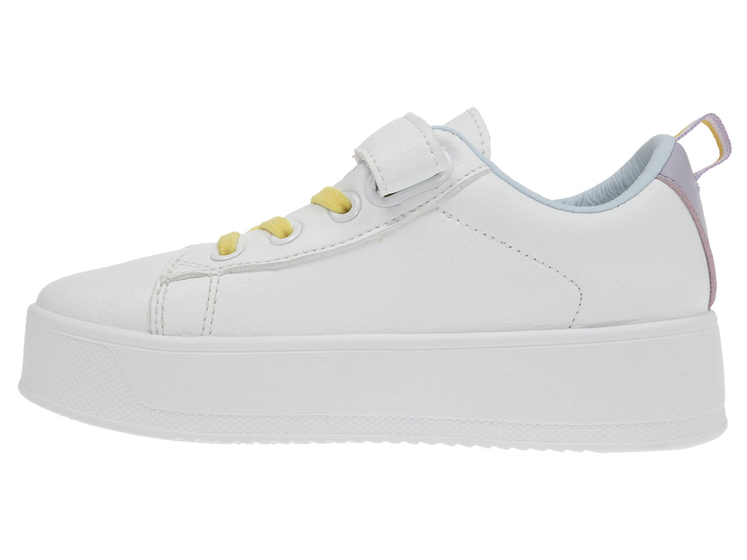 Tenis blancos de plataforma K-Swiss para Niña con diseño de Wonder Woman y detalles en lila y amarillo.