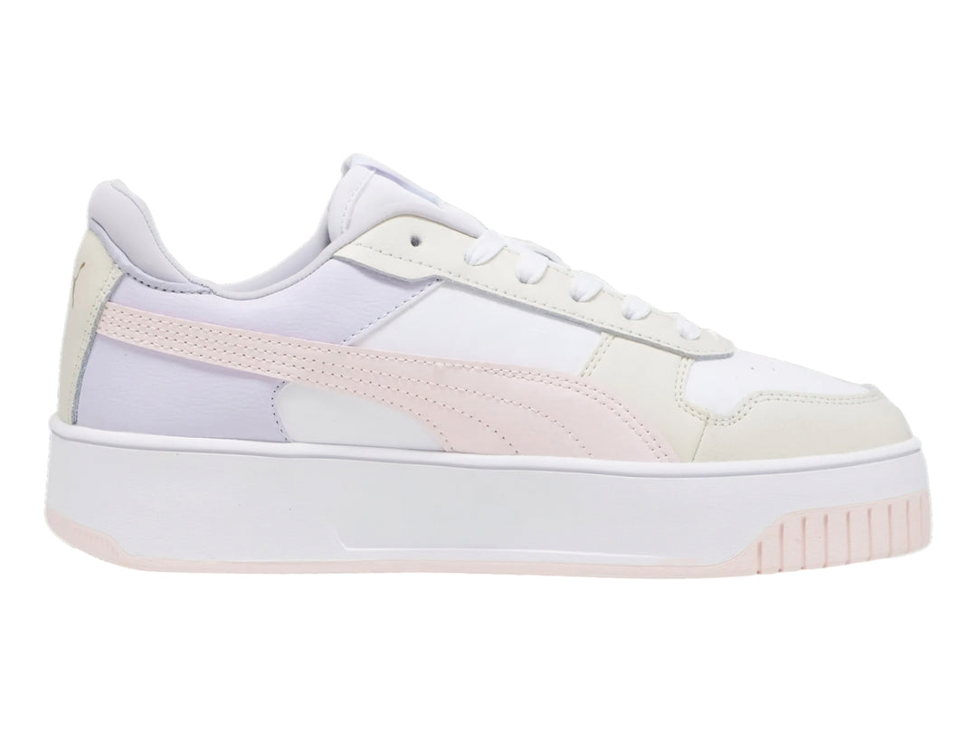 Tenis PUMA Carina Street en color blanco con detalles en rosa y lila, con suela de plataforma blanca.