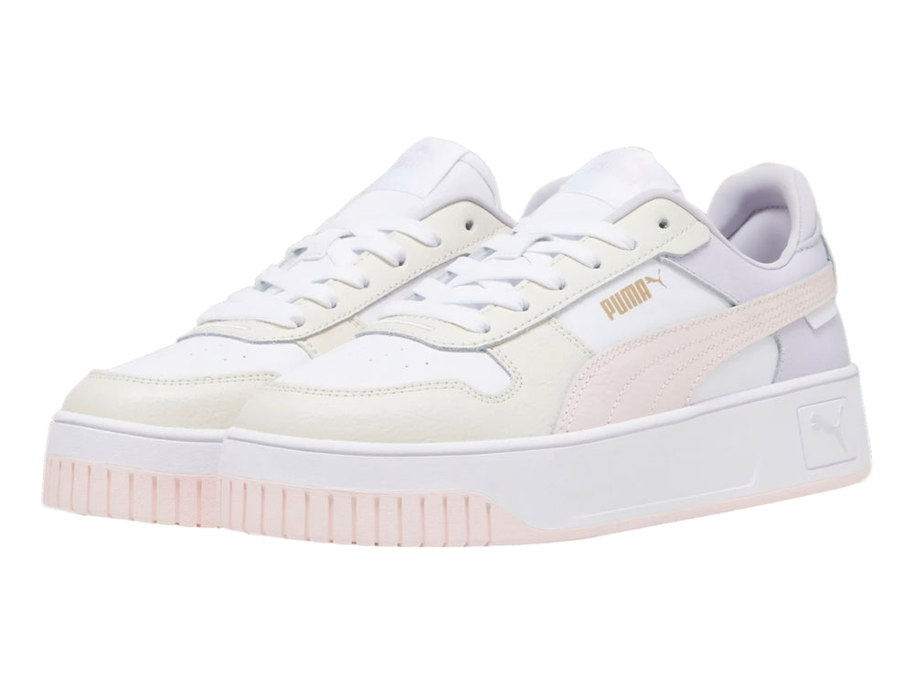 Tenis PUMA Carina Street en color blanco con detalles en rosa y lila, con suela de plataforma blanca.