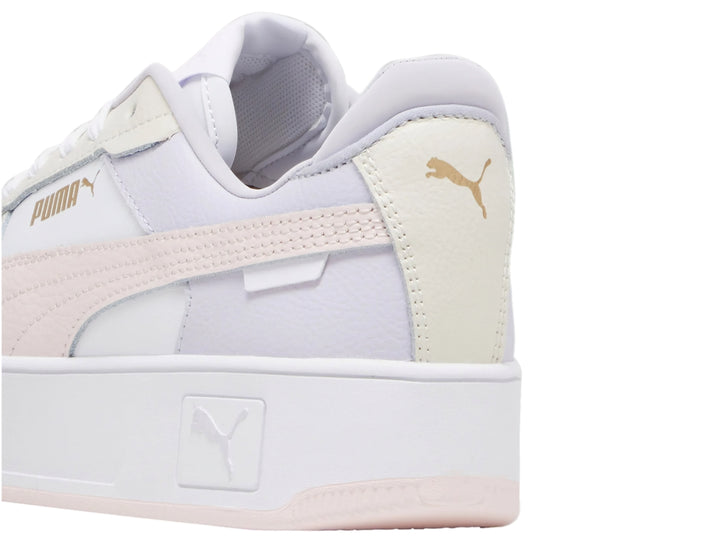 Tenis PUMA Carina Street en color blanco con detalles en rosa y lila, con suela de plataforma blanca.