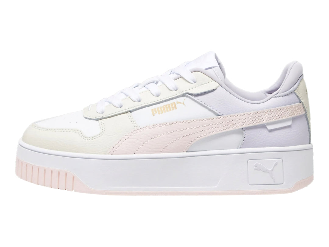 Tenis PUMA Carina Street en color blanco con detalles en rosa y lila, con suela de plataforma blanca.