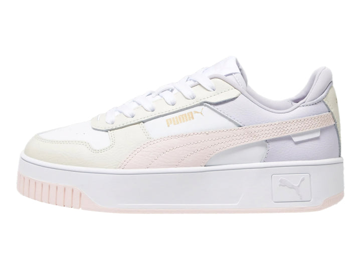 Tenis PUMA Carina Street en color blanco con detalles en rosa y lila, con suela de plataforma blanca.