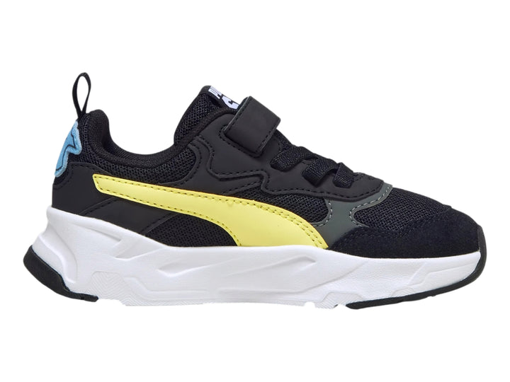 Tenis PUMA infantiles color negro con detalles en amarillo y blanco, suela blanca robusta y cierre de velcro.