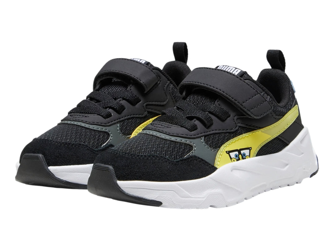 Tenis PUMA infantiles color negro con detalles en amarillo y blanco, suela blanca robusta y cierre de velcro.