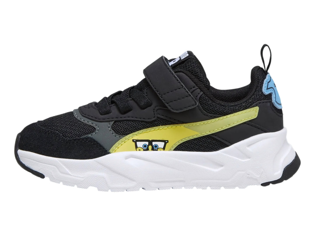 Tenis PUMA infantiles color negro con detalles en amarillo y blanco, suela blanca robusta y cierre de velcro.