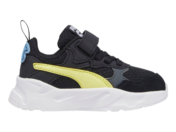 Tenis PUMA infantiles color negro con franja amarilla y suela blanca gruesa.