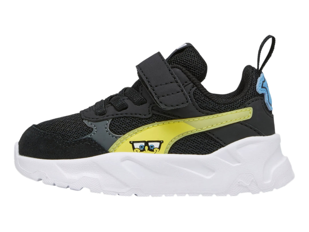 Tenis PUMA infantiles color negro con franja amarilla y suela blanca gruesa.