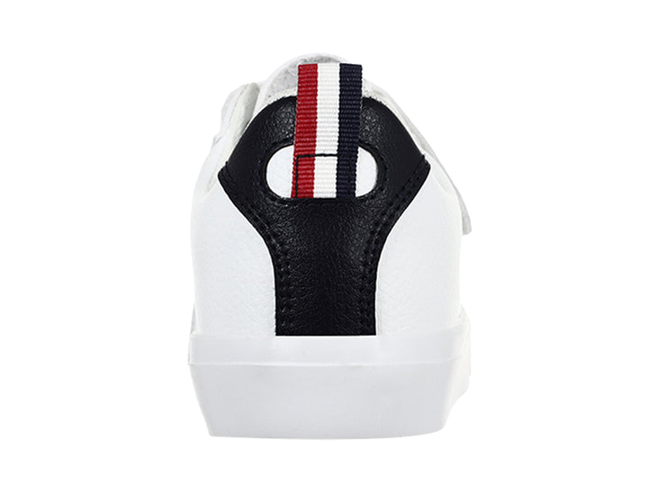 Tenis K-Swiss blancos para niño con cierre de velcro y detalle azul marino en el talón.
