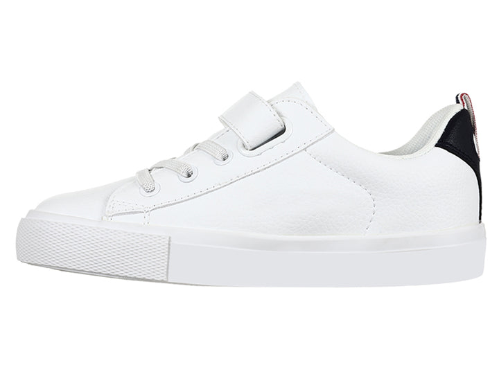 Tenis K-Swiss blancos para niño con cierre de velcro y detalle azul marino en el talón.