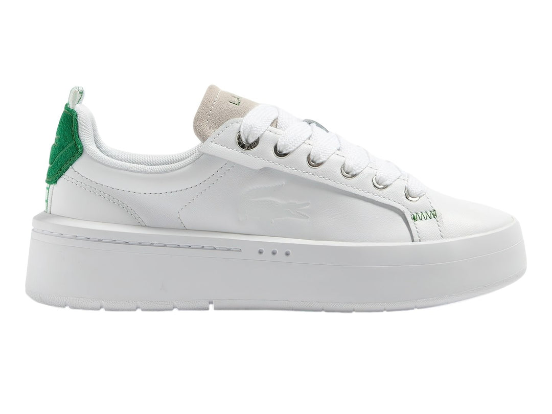 Tenis blancos de plataforma Lacoste con detalle verde en el talón y costuras verdes.