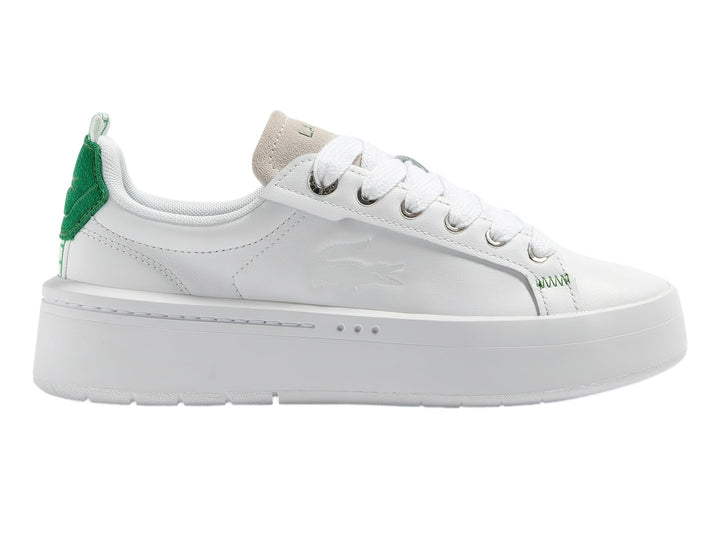Tenis blancos de plataforma Lacoste con detalle verde en el talón y costuras verdes.