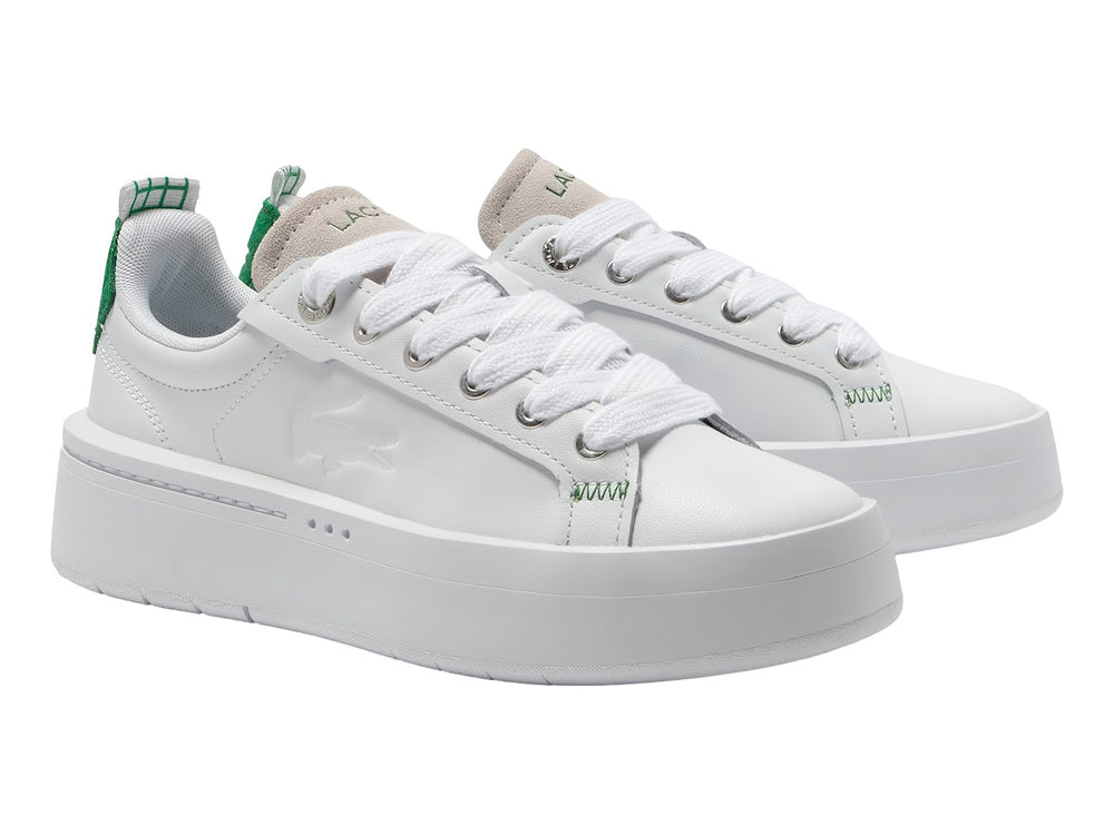 Tenis blancos de plataforma Lacoste con detalle verde en el talón y costuras verdes.