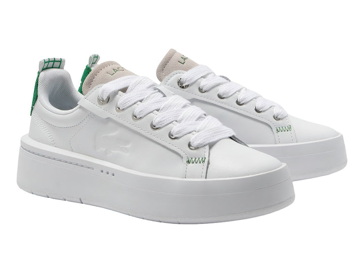 Tenis blancos de plataforma Lacoste con detalle verde en el talón y costuras verdes.