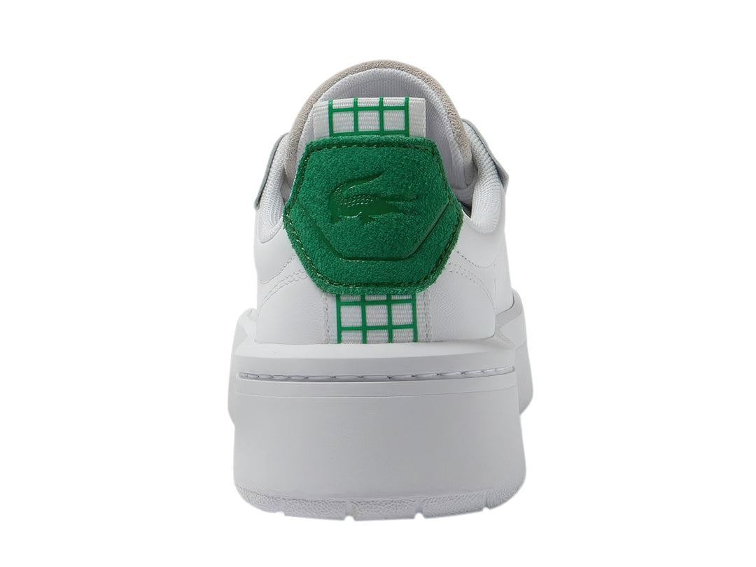 Tenis blancos de plataforma Lacoste con detalle verde en el talón y costuras verdes.