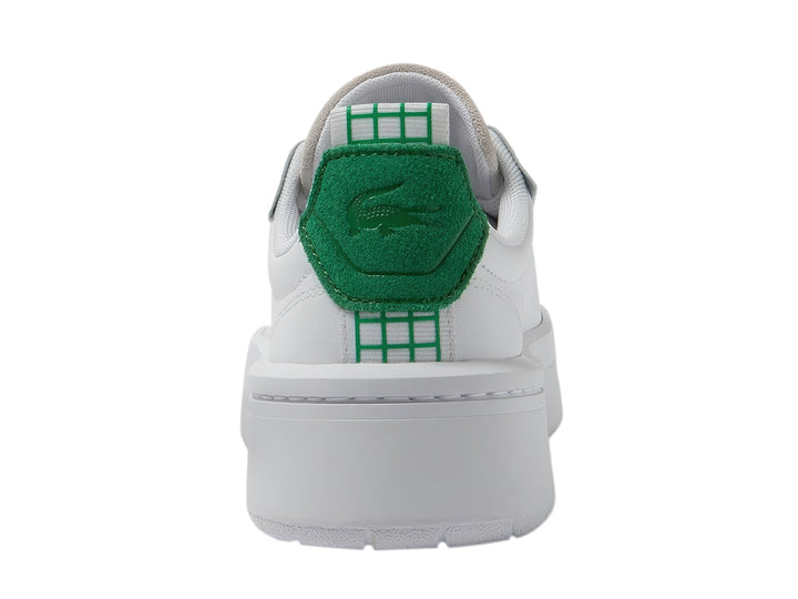 Tenis blancos de plataforma Lacoste con detalle verde en el talón y costuras verdes.