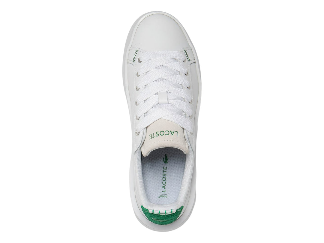 Tenis blancos de plataforma Lacoste con detalle verde en el talón y costuras verdes.