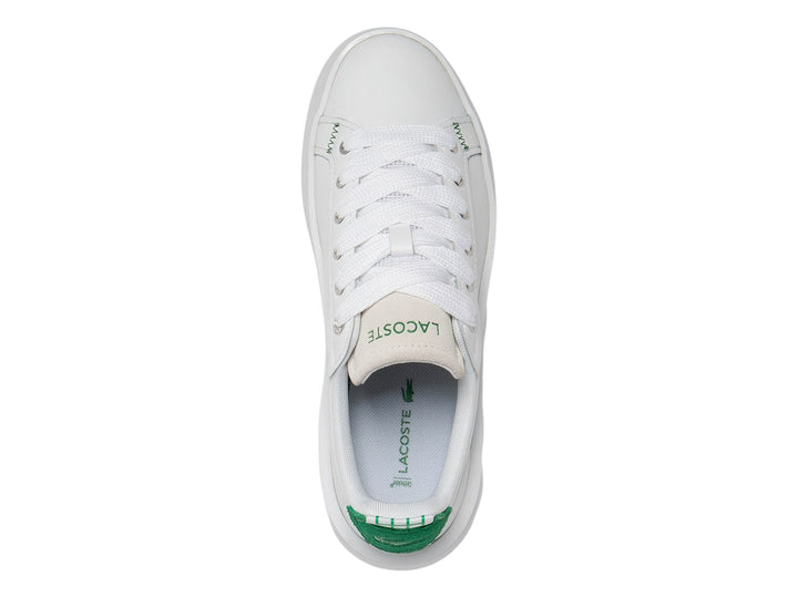 Tenis blancos de plataforma Lacoste con detalle verde en el talón y costuras verdes.