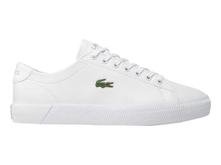 Tenis blancos de cuero marca Lacoste con logotipo de cocodrilo verde en el lateral.