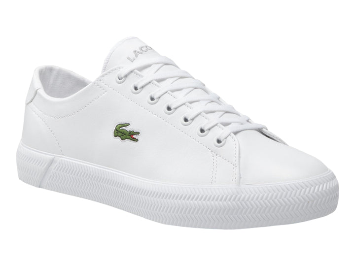 Tenis blancos de cuero marca Lacoste con logotipo de cocodrilo verde en el lateral.