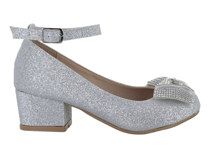 Zapato plateado brillante para Niña con tacón cuadrado, correa al tobillo y moño con pedrería en la punta.