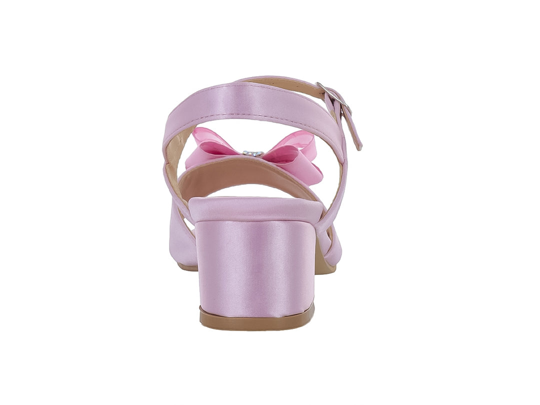 Sandalia infantil de color rosa con tacón cuadrado y un moño decorativo en la parte frontal.
