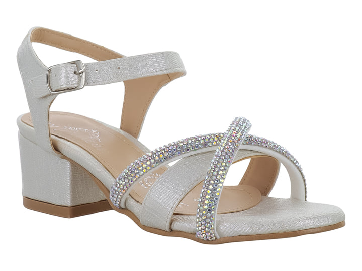 Sandalia blanca de tacón cuadrado con detalles de pedrería y correa al tobillo.