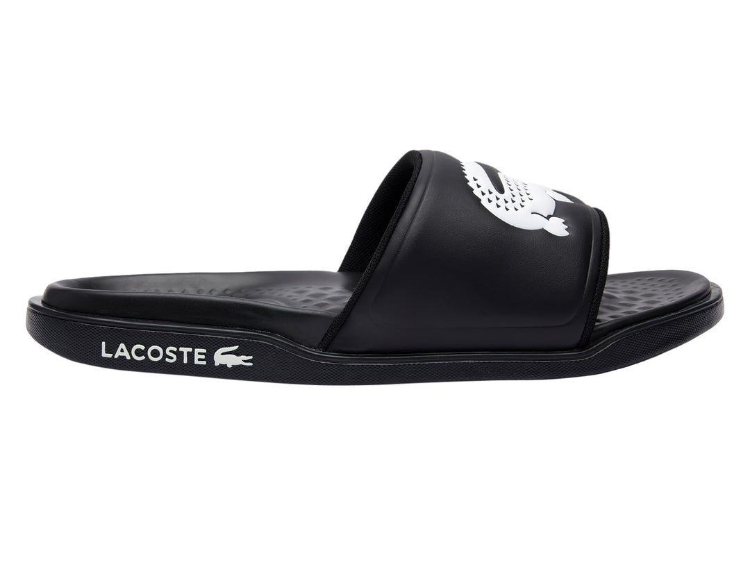 Sandalia Lacoste de color negro con logotipo blanco en la banda y el lateral de la suela.