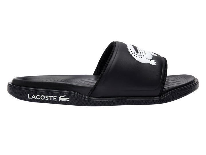 Sandalia Lacoste de color negro con logotipo blanco en la banda y el lateral de la suela.