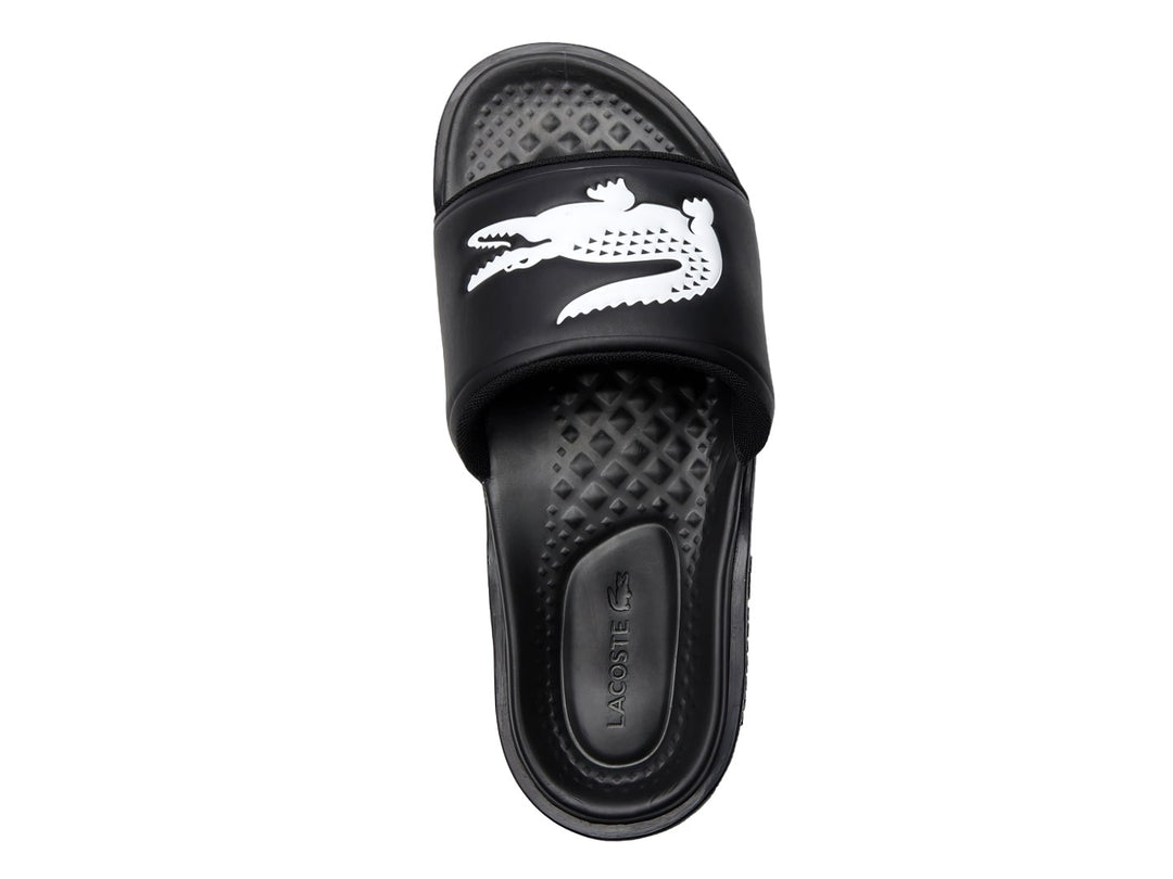 Sandalia Lacoste de color negro con logotipo blanco en la banda y el lateral de la suela.