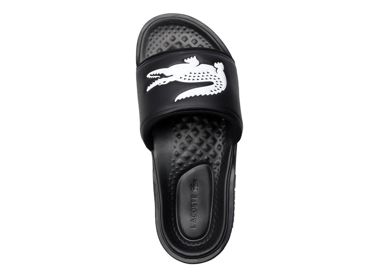 Sandalia Lacoste de color negro con logotipo blanco en la banda y el lateral de la suela.