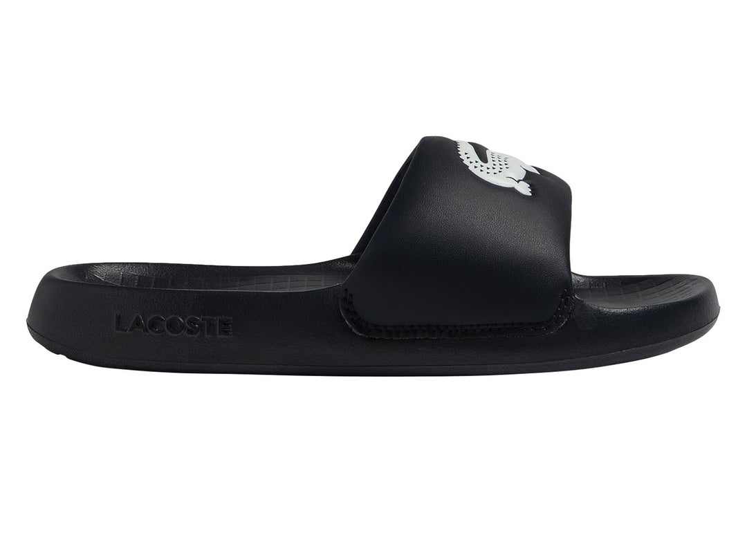 Sandalia deslizable Lacoste color negro con logotipo blanco en la banda superior.