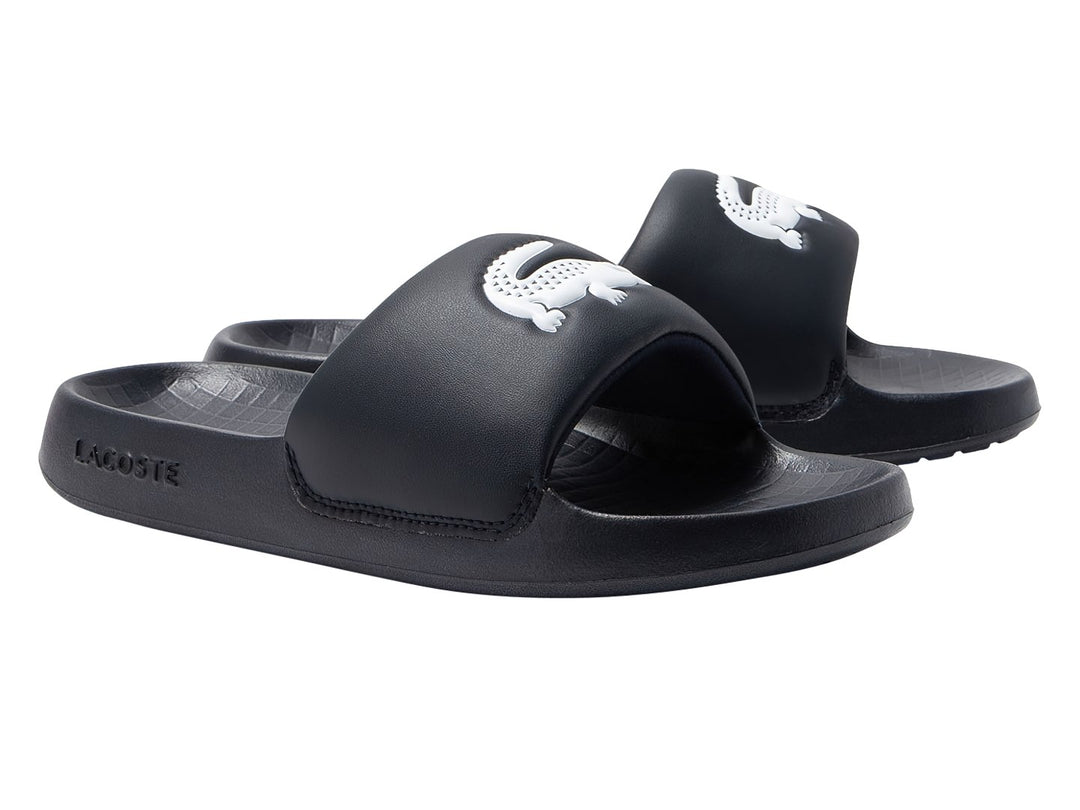 Sandalia deslizable Lacoste color negro con logotipo blanco en la banda superior.