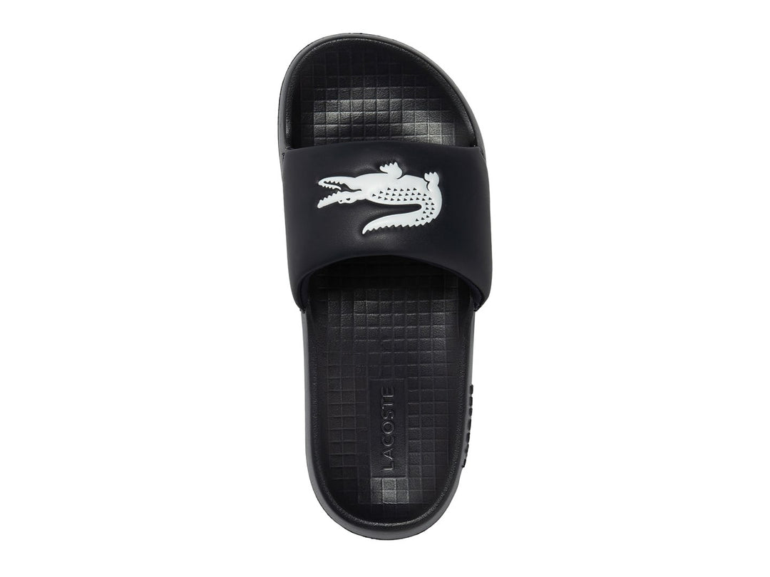 Sandalia deslizable Lacoste color negro con logotipo blanco en la banda superior.