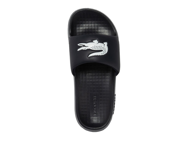 Sandalia deslizable Lacoste color negro con logotipo blanco en la banda superior.