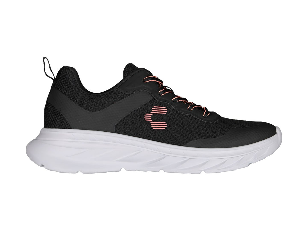 Tenis deportivos Charly color negro con suela blanca y detalles en naranja.