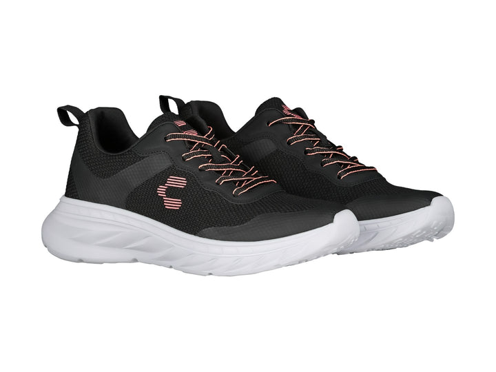 Tenis deportivos Charly color negro con suela blanca y detalles en naranja.