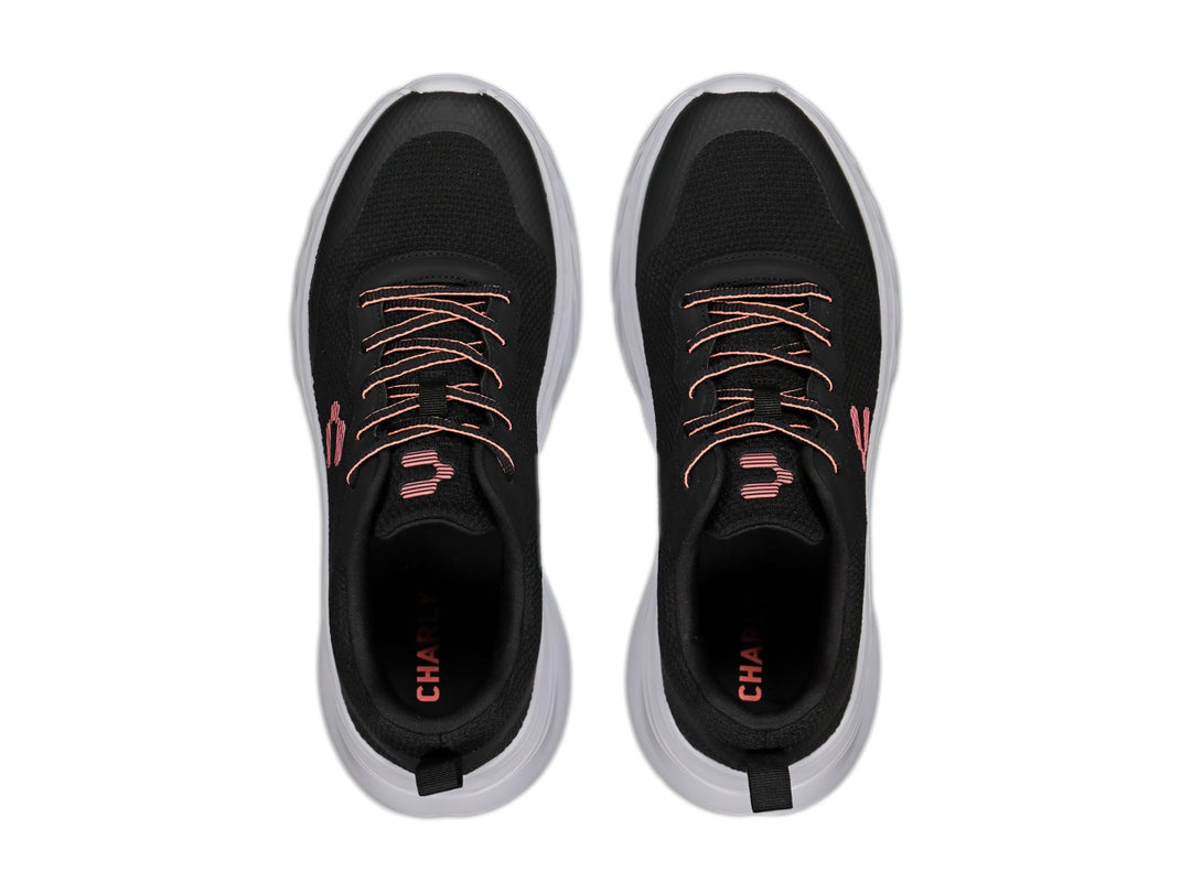 Tenis deportivos Charly color negro con suela blanca y detalles en naranja.