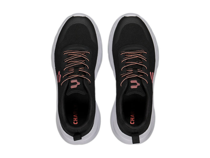 Tenis deportivos Charly color negro con suela blanca y detalles en naranja.
