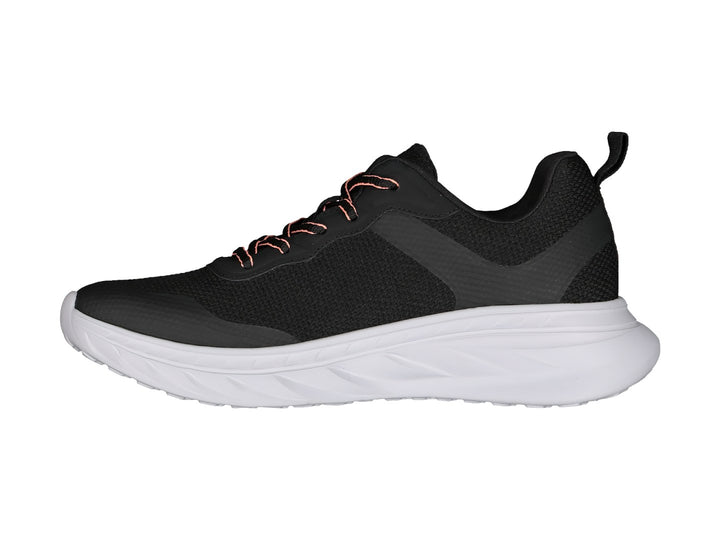 Tenis deportivos Charly color negro con suela blanca y detalles en naranja.